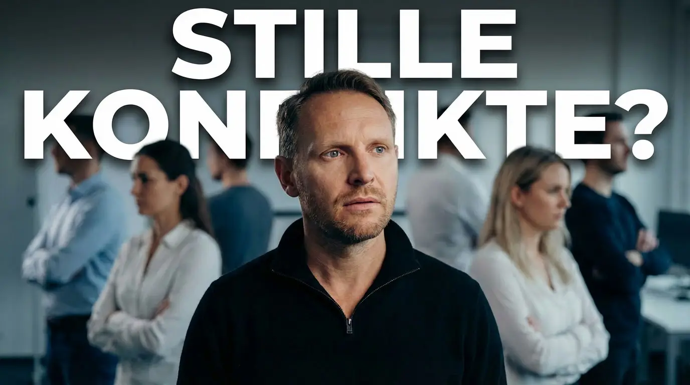 Ein Mann blickt nachdenklich, im Hintergrund unscharfe Büromitarbeiter mit verschränkten Armen. Text: "Stille Konflikte?"